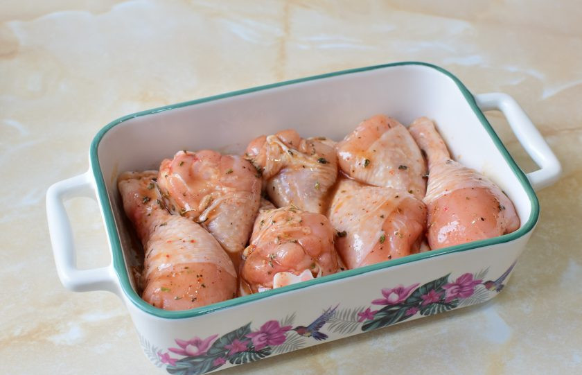 1. Этап. Куриные голени в соевом соусе в духовке: Форму подходящего размера смажьте растительным маслом и выложите голени. Сверху полейте остатками маринада. Поставьте в духовку при 180 градусах, примерно на 45-60 минут. Ориентируйтесь по своей духовке. Минут через 15 после начала запекания, прикройте верх листом фольги, чтобы голени не подгорали.