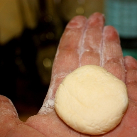 1. Этап. Сырники с изюмом (без яиц): Сплющиваем наш шарик, придавая ему форму сырника. Аналогично поступаем с оставшимися кусочками теста.