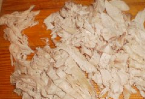 1. Этап. Салат с куриной грудкой, огурцами и болгарским перцем: Для начала нужно вымыть куриную грудку, переложить в кастрюлю, влить холодную воду и отварить до готовности. Когда курица будет готова, очистить ее от кожи и отделить мясо от костей. Нарезать соломкой и выложить на плоскую тарелку.