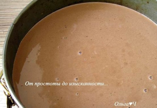 1. Этап. Торт Два шоколада и лесные ягоды: Выложите мусс на охлажденную основу в форме. Уберите в морозилку на 35-45 минут, чтобы быстрее схватился.