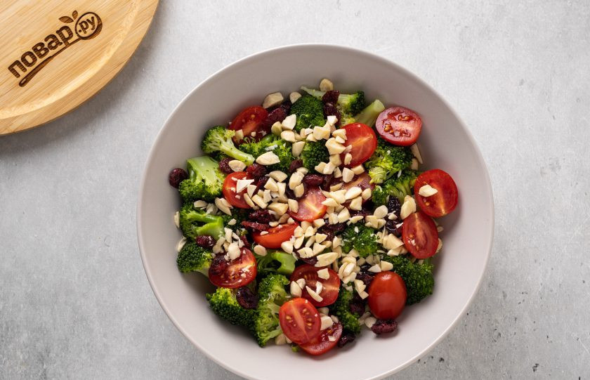 1. Этап. Салат Вкуснее не бывает: Миндаль крупно порубите.