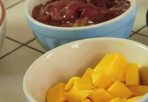 1. Этап. Салат с куриной печенкой: Зачистим и промоем печень. Очистим манго и нарежем кубиками.