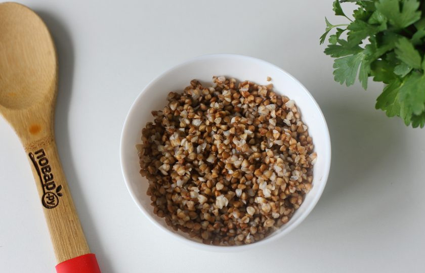 1. Этап. Суп с гречкой и фасолью: Промойте гречневую крупу.