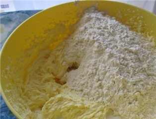 1. Этап. Торт Дунайские волны: 5. Постепенно добавить муку в масляную смесь. Также ввести 3 столовые ложки молока.