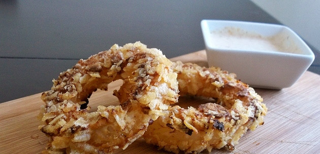 1. Этап. Луковые кольца в панировке: Противень застелите пергаментной бумагой и сбрызните растительным маслом, уложите луковые кольца. Отправьте в разогретую до 200 градусов духовку на 8-10 минут. Кольца готовы.