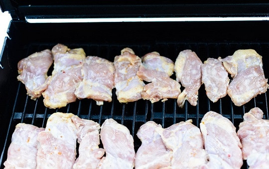 1. Этап. Куриные бедра без кости: 6. Вот и все, осталось только приготовить их. В данном случае используется гриль. Обжарьте их до румяности с двух сторон и сразу же подавайте к столу. Приятного аппетита!