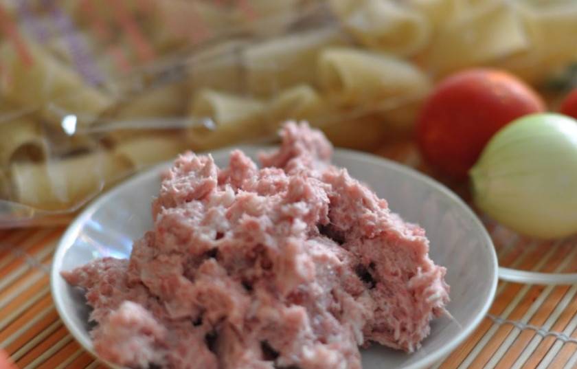 1. Этап. Макароны фаршированные в духовке: Подготовьте продукты. Овощи тщательно промойте водой.