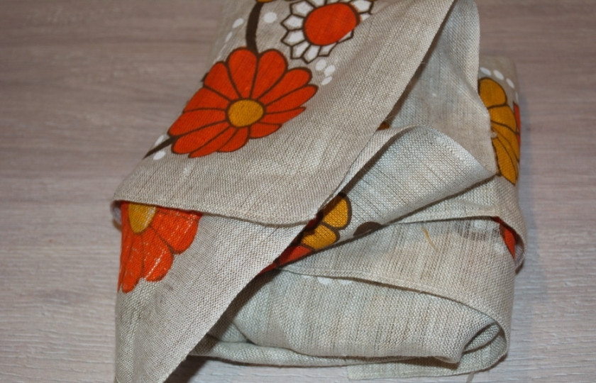 1. Этап. Балык из мяса: Пока мясо находится в холодильнике, салфетка впитает лишнюю влагу. Рекомендуется сменить салфетку через время, когда она станет влажной. Оберните в новую — и снова верните в холодильник.