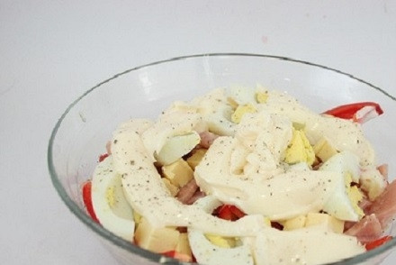 1. Этап. Сырный салат с ветчиной и овощами: А теперь добавим майонез и черный молотый перец. Можно перемешать, а можно подавать к столу в таком виде.