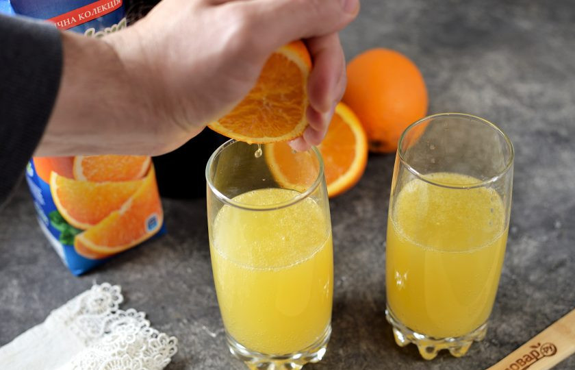1. Этап. Коктейль «Апельсины в шампанском»: Выдавите в каждую порцию немного свежего сока апельсина.