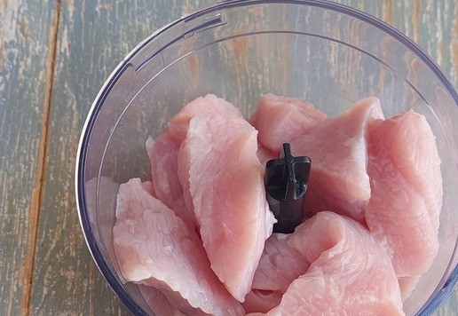 1. Этап. Фрикадельки с овощами и сыром: Стейки промыть, обсушить, переложить в блендер.