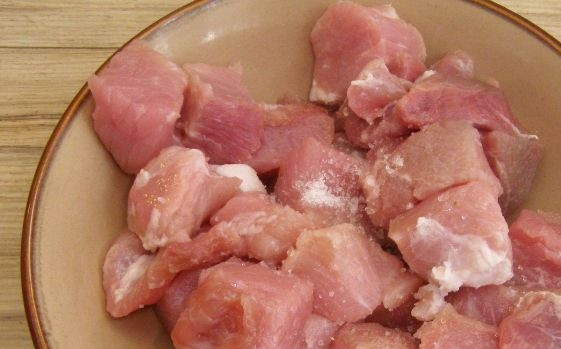 1. Этап. Мясо, тушенное в сметане: Кусок нежирной свинины (подойдет вырезка, лопатка или задняя часть) вымойте, обсушите и зачистите от лишнего жира. Нарежьте мясо на куски среднего размера.