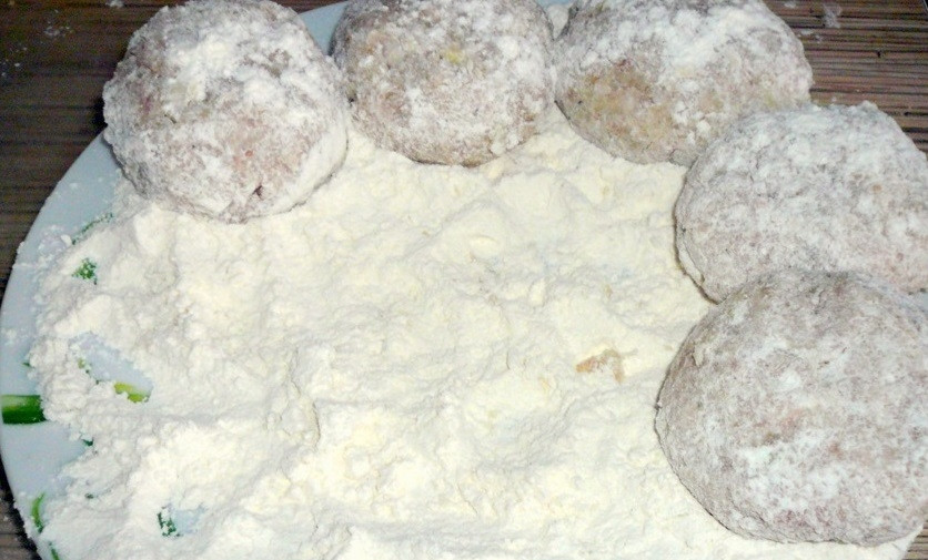 1. Этап. Рыбные котлеты из щуки с салом: 8. В миску насыпьте муку, затем обваляйте каждую котлету в муке.