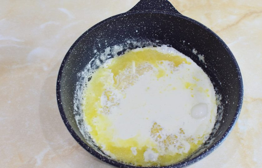 1. Этап. Телятина по-Орловски: Влейте сливки и доведите до кипения. Добавьте соль и специи. Венчиком мешайте, чтобы разошлись все комочки муки и соус стал однородный.