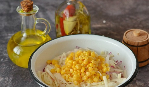 1. Этап. Капустный салат с кукурузой: Добавьте консервированную кукурузу, слив с неё жидкость.