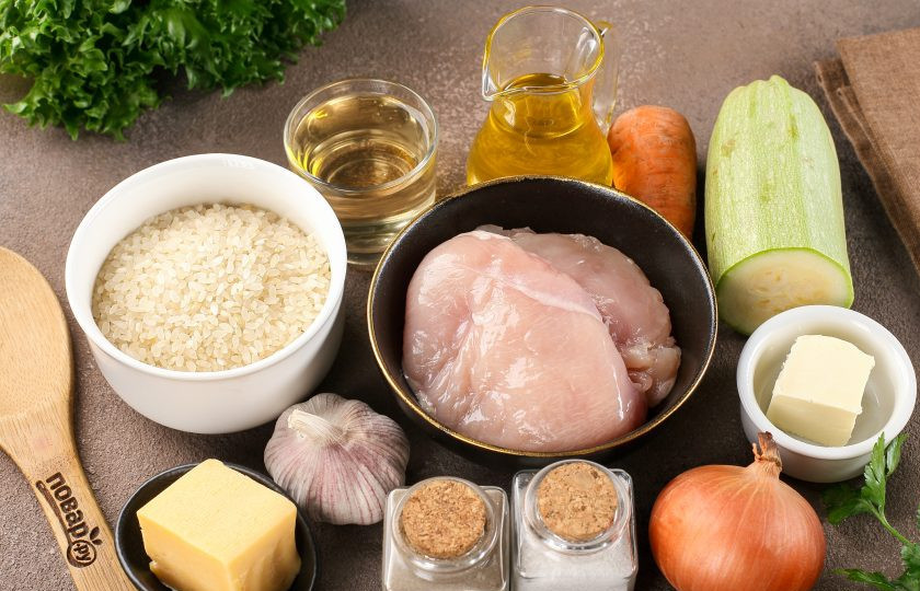 1. Этап. Ризотто с кабачками и курицей: Подготовьте все ингредиенты. Куриное филе промойте и обсушите бумажным полотенцем.