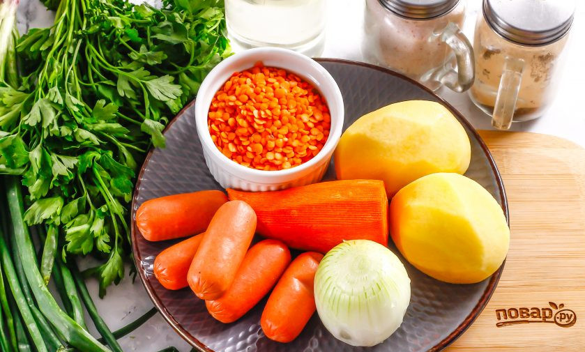 1. Этап. Суп с чечевицей и сосисками: Подготовьте указанные ингредиенты.