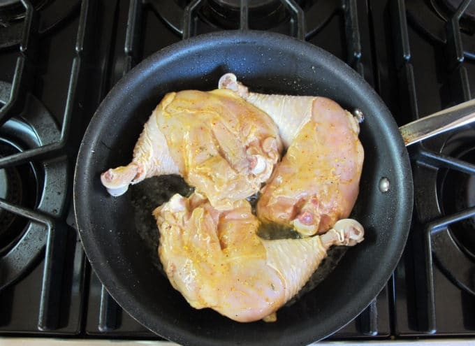 1. Этап. Глазированные куриные ножки: 2. После этого куриные ножки обжарьте 8 минут на стороне с кожей в разогретом масле.