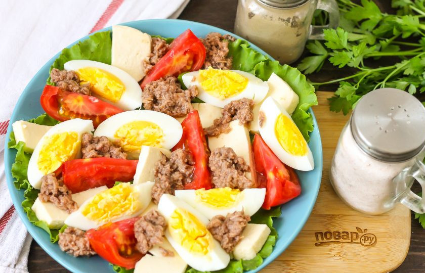 1. Этап. Белковый салат на ужин: Между всеми нарезками выложите стружку тунца, слегка стряхнув масло.