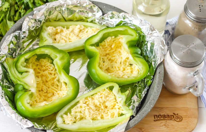 1. Этап. Запеченные перцы с фетой: Выложите начинку в лодочки из перца. Разогрейте духовку до 200 градусов и поместите в нее форму.