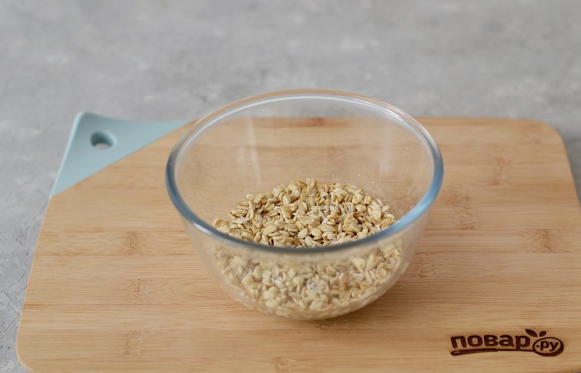 1. Этап. Оладьи из гречки и овсянки: Овсяные хлопья тоже залейте водой и оставьте на 3-4 часа.