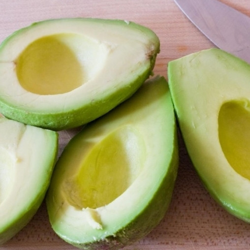 1. Этап. Суп с авокадо: 2. А пока бульон нагревается, промойте авокадо и очистите их. Для этого разрежьте фрукт наполовину (вы упретесь в косточку), прокрутите в противоположном направлении две половинки и разделите их. Затем воткните центр ножа в косточку и вытащите ее. Авокадо выберите ложкой прямо в посуду, пригодную для использования блендера.