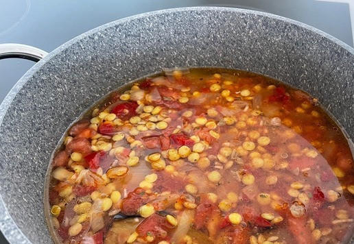 1. Этап. Рагу из баклажанов с зеленой чечевицей: Заливаем водой на 1 см выше овощной смеси и оставляем до закипания. Когда закипит, убавляем огонь на минимум и варим 30 минут.