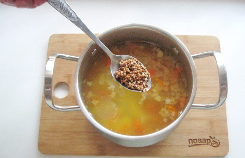 1. Этап. Гречневый суп с помидорами: Варите овощи до полуготовности. После добавьте гречневую крупу, которую следует хорошо промыть. Суп посолите по вкусу.