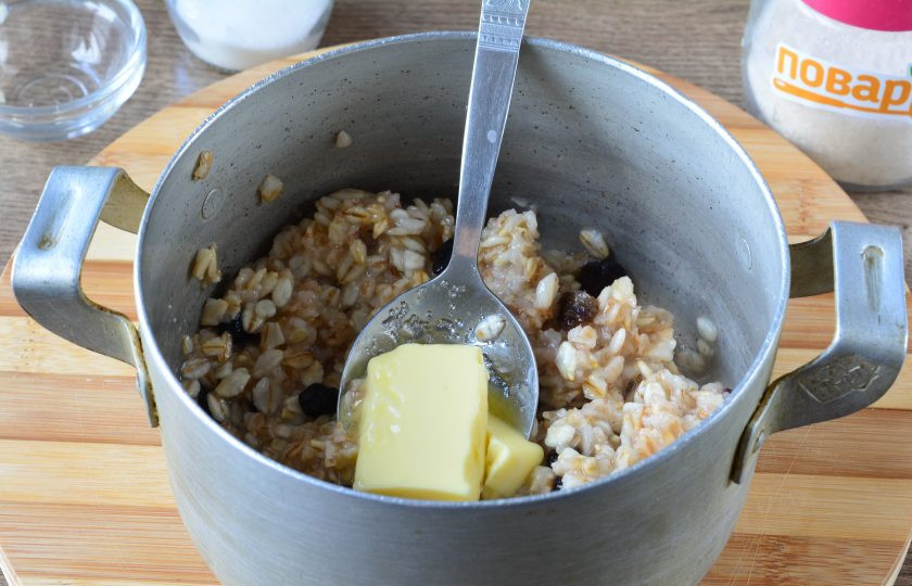 1. Этап. Овсяная каша с изюмом: Добавьте в кашу сливочное масло, перемешайте. Выключите огонь и дайте каше настояться под крышкой 5-7 минут.