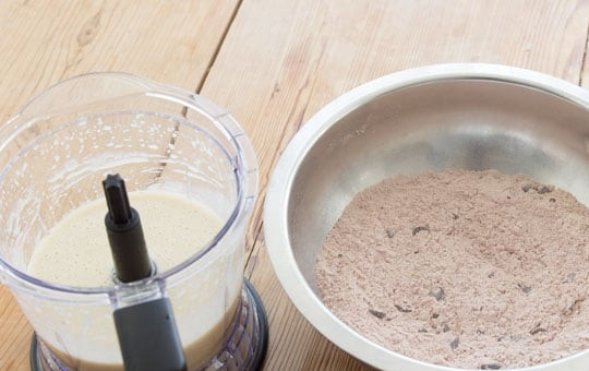 1. Этап. Шоколадно-банановый кекс: 1. Почистите и нарежьте бананы. Положите бананы, сахар, масло и соль в стеклянную миску и поставьте в микроволновую печь, нагревайте все ингредиенты в течение 3 минут. Следите, чтобы бананы не вскипели. В среднюю миску просейте муку, кокао порошок и пищевую соду, добавьте шоколадную стружку и перемешайте. Когда бананы остынут, поместите их в блендер с яйцами, йогуртом, ванилью и измельчите до однородной массы.