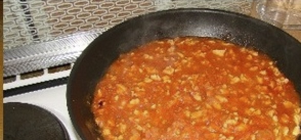 1. Этап. Cоус а-ля Болоньезе: На прогретую сковороду с маслом добавьте фарш. Обжарьте его несколько минут. Затем добавьте лук и прожарьте еще 1-2 минуты. Добавьте помидоры и тушите, пока соус не будет однородным. Можно добавить ложку томатной пасты для цвета. Присолите соус и уберите с огня. Добавьте в соус мелко подробленный чеснок.