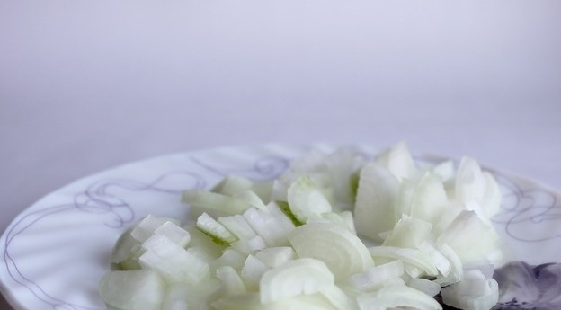 1. Этап. Гречневый суп для похудения: Репчатый лук очищаем от шелухи и нарезаем мелко.