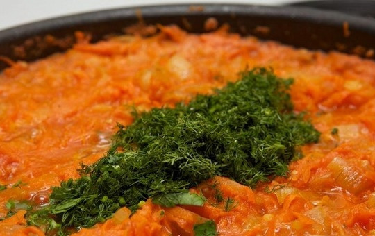 1. Этап. Подлива к тефтелям: Промойте и нарежьте свежий укроп, добавьте его на сковороду.