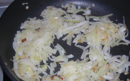 1. Этап. Пирожки с грибами в духовке: Пока тесто растет, мы займемся начинкой. В сковороду наливаем растительное масло и обжариваем на нем нарезанный мелко лук до золотистого цвета.