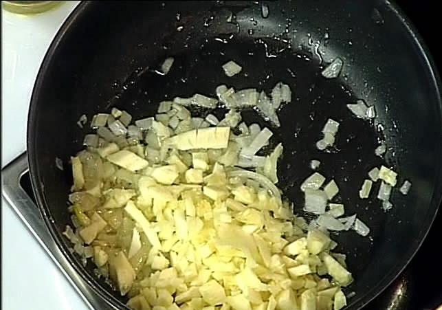 1. Этап. Кабачки с тушенкой: Сердцевину кабачка обжариваем с луком на сковороде.