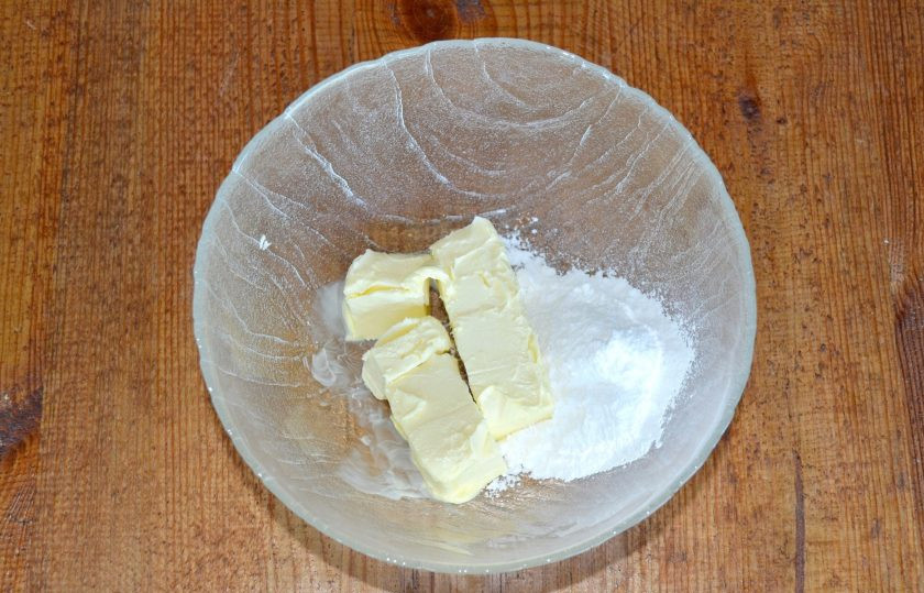 1. Этап. Торт Снежная королева: Мягкое сливочное масло соедините с сахарной пудрой и взбейте до пышности.