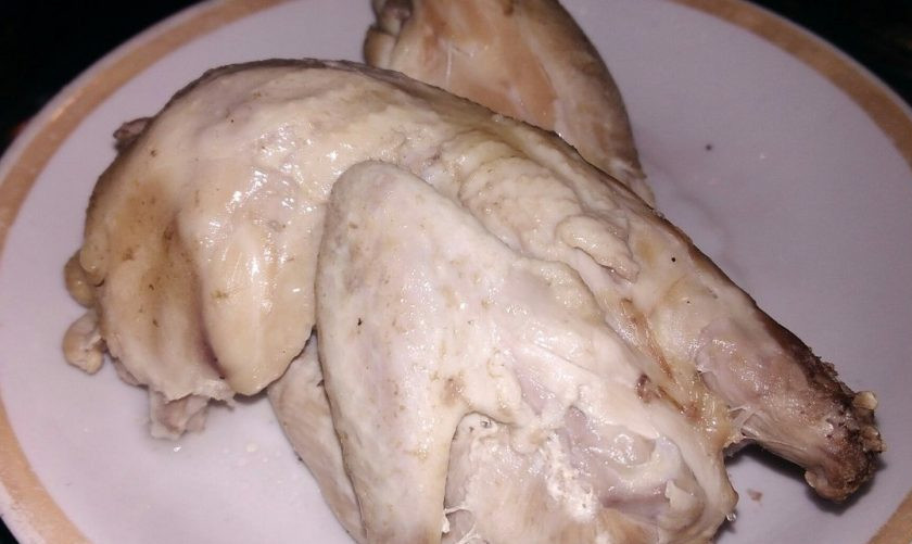 1. Этап. Лапша домашняя на курином бульоне: 2. Когда мясо будет готово, достаньте его на тарелку, а тем временем отправьте в бульон нарезанный кубиками картофель. Лапша готовится без добавления картошки (в некоторых вариантах), но нашей семье нравится больше с ней.