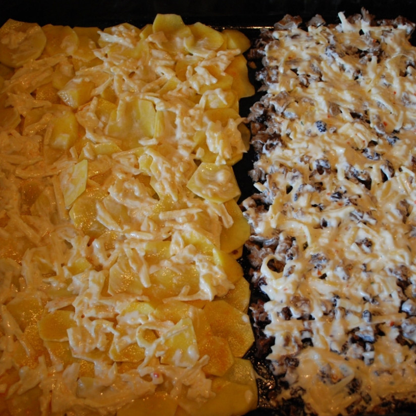 1. Этап. Картошка со сморчками в духовке: Сыр натрите на терке, смешайте с майонезом и сметаной. Равномерно нанесите сырную массу на картошку и грибы.