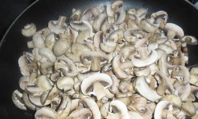 1. Этап. Отбивные из говядины с грибами: В это время промываем грибы, режем и жарим на подсолнечном масле.