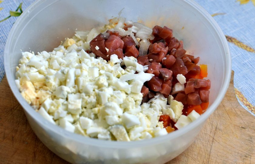 1. Этап. Салат с морковью и копченой горбушей: Нарежьте продукты кубиками. Морковь мельче всего, затем кету – чуть крупнее, яйца нарежьте как рыбу. Лук нашинкуйте очень тонко.