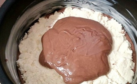 1. Этап. Шоколадно-творожный пирог в мультиварке: Ёмкость мультиварки смажьте сливочным маслом. На дно выложите половину шоколадного теста, потом — всю творожную массу, а сверху — вторую часть теста.