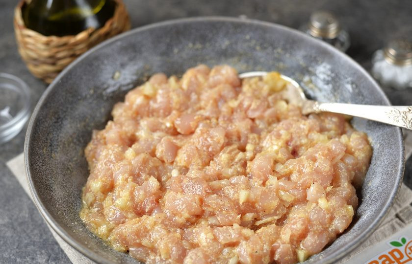 1. Этап. Рубленные куриные котлеты с манкой: Перемешайте фарш до однородности, оставьте минут на 10, нужно дать манке набухнуть.