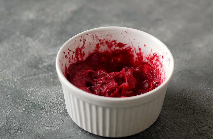 1. Этап. Соус из ревеня: Вытащите лавровый лист и гвоздику, затем измельчите все блендером до однородной консистенции.