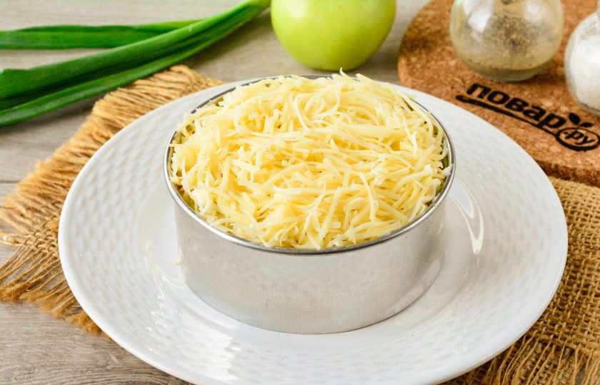 1. Этап. Салат Сказка с черносливом: Завершающий пятый слой — натертый твердый сыр.