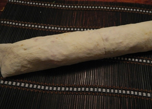 1. Этап. Овощной рулет из лаваша с адыгейским сыром: Теперь сворачиваем лаваш с начинкой в плотный рулет, заворачиваем в пищевую пленку или фольгу и отправляем в холодильник на 30 минут.