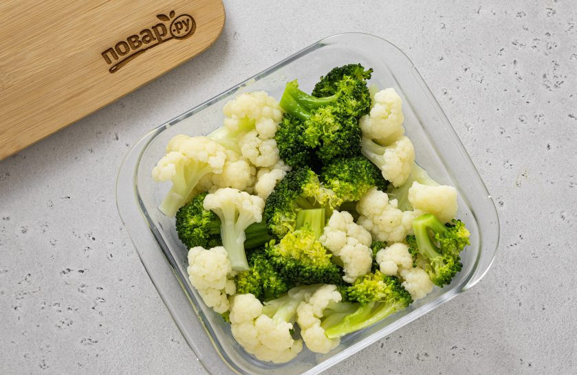 1. Этап. Запеканка из брокколи и цветной капусты: Выложите в форму для выпечки брокколи и цветную капусту.