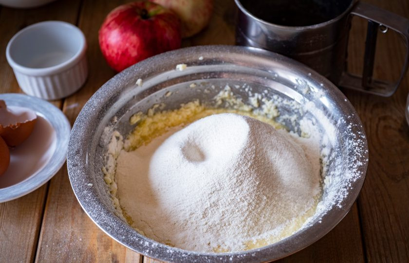 1. Этап. Яблочные кексы: Просейте муку с разрыхлителем, добавьте соль. Перемешайте все ложкой.