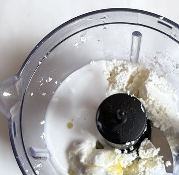 1. Этап. Творожно-кокосовый десерт с манго: Творог, кокосовое молоко и сироп пробить блендером до однородности.