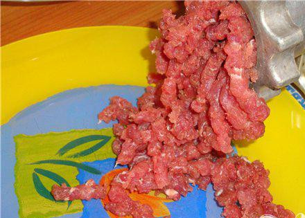 1. Этап. Сыровяленая колбаса: Через сутки достать мясо, обсушить очень хорошо бумажным полотенцем, лишняя влага не даст склеиться фаршу. Мясо пропустить через мясорубку, через самую крупную решетку. Всего получится столько: