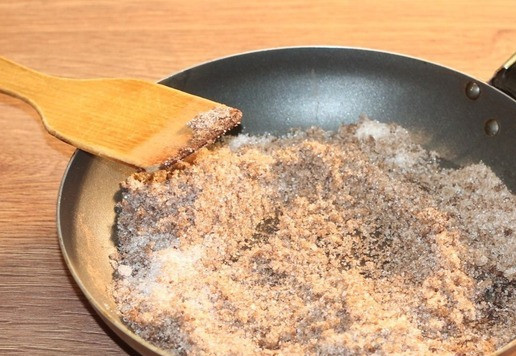 1. Этап. Пирожки с яблочной начинкой: 12. Разогреваем сливочное масло (25 г) и добавляем сахар, корицу по вкусу, яблоки, перемешиваем и тушим до небольшого испарения сока.